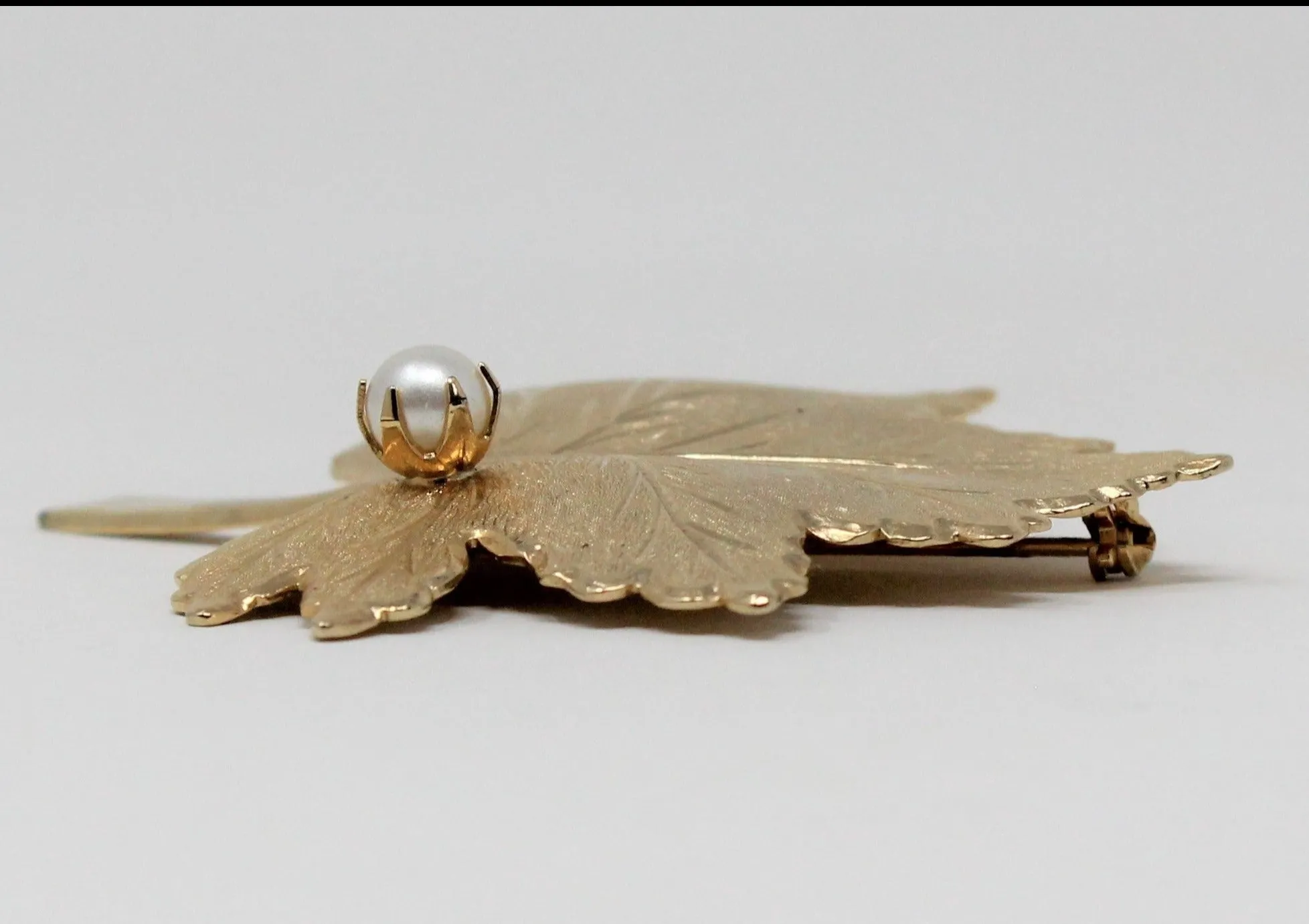 Brooch / Pin, Sarah Coventry, Maple Leaf with Faux Pearl, Gold Tone, Vintage